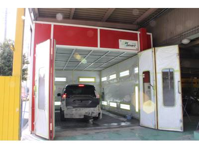 最新鋭の設備完備！板金塗装もお任せ！