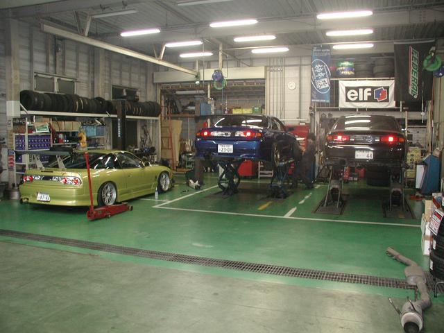 国家認証整備工場完備。４基のリフト等、豊富な機器で診断・整備いたします。