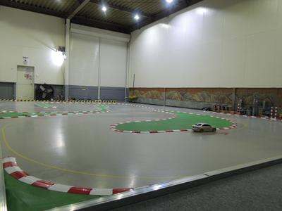 店舗横にラジコンコースを併設