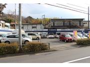 道路向かいには中古車展示場も完備！