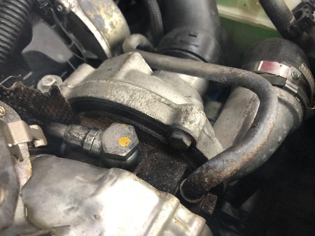 BMW  MINI  R56 ターボパイプ　オイル漏れ　オイルの焼けた匂い　修理