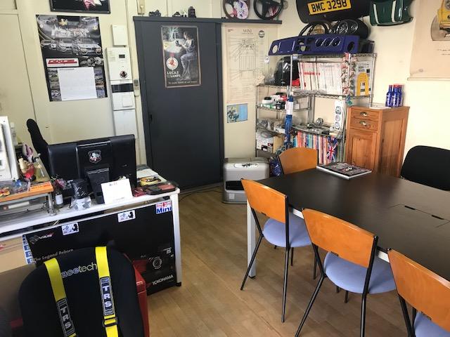 寛ぎの店内。クラシックＭＩＮＩ談議に花が咲きます。