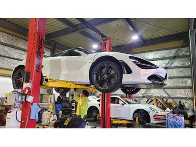 ４ｔリフト２基！フルサイズのお車もお任せ