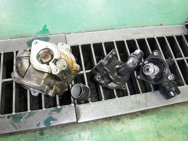 BMW　320i　E90　12ヵ月点検　冷却水漏れ修理　オイル漏れ修理　松戸市