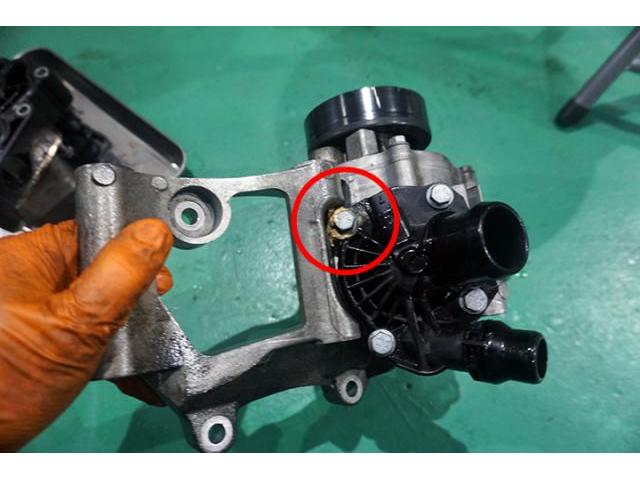 BMW MINI F56 クーパーS　オイル漏れ フィルターブラケット WPキャリア交換