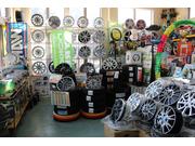 店内には様々なタイヤやホイールを展示中です！