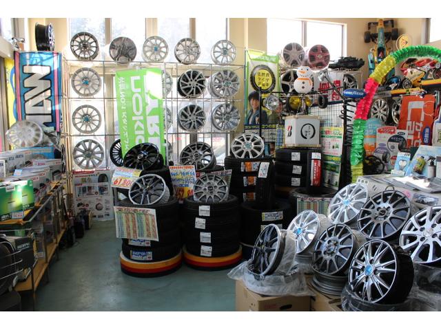 店内には様々なタイヤやホイールを展示中です！