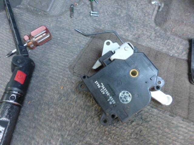 トヨタ　ＡＺＲ６０　ノア　メンテナンス　暖房効かない　点検　エアミックスモーター　交換　取り付け　東京　町田市！