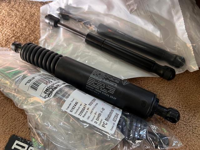 ポルシェ カイエン リアゲートダンパー