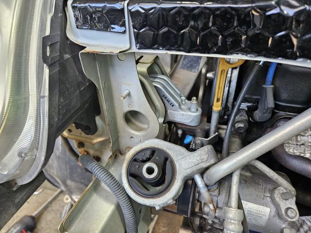 スバル　Ｒ２　エンジンマウント交換 