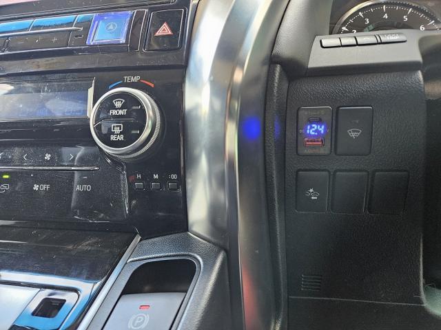 トヨタ　アルファード　ＵＳＢコネクター取り付け