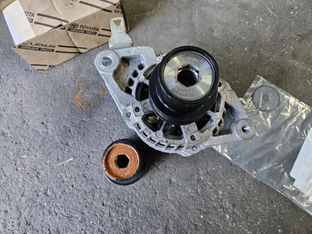 トヨタ　タンク　オルタネータープーリー交換