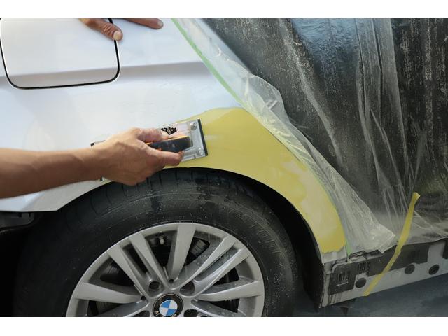BMW　E90　板金塗装でお預かりです。右クォーター、サイドステップ、フロントバンパーです。