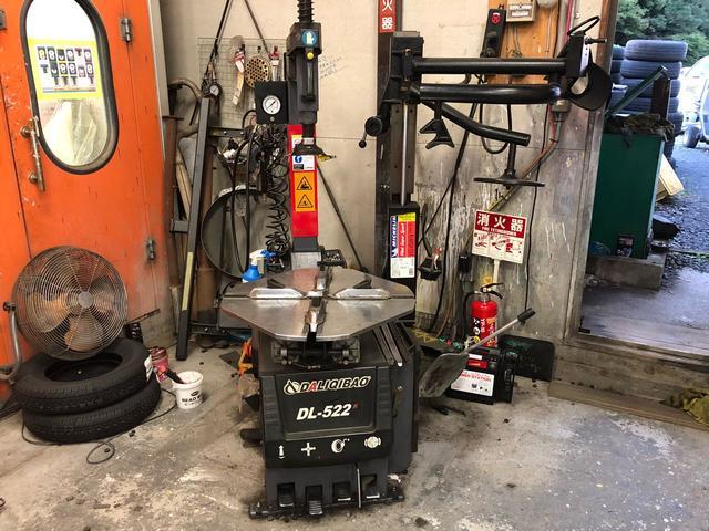 自社にて２２インチまで対応タイヤチェンジャー完備ですので、タイヤ交換だけでもお気軽にご来店ください！