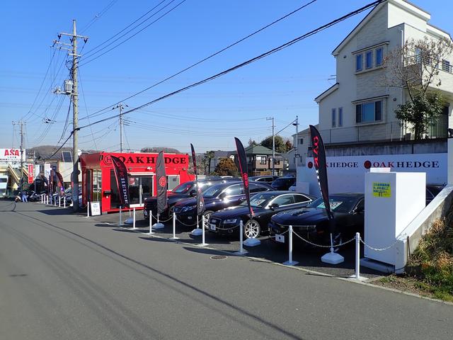 敷地面積３５０坪の店舗に在庫車３０台以上を展示しております。