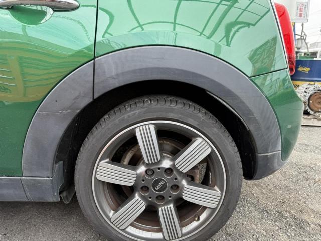 MINI MINI COOPER 5D 助手席側フェンダーアーチモール交換を致しました。 八王子市 相模原市 昭島市 立川市 府中市 町田市 日野市 多摩市 F54 F55 F56 F57 F60