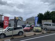 販売車両と修理車両がズラリ！