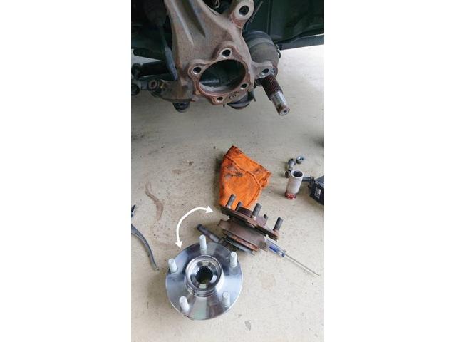 【セレナ C26】【走行時の唸り音解消、右前のベアリング交換】