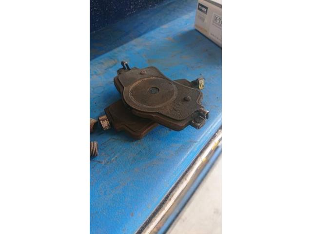 【BMW 218i】【ブレーキパッド交換　低ダストブレーキパッド取り付け】