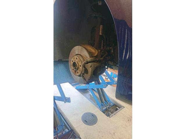 【BMW 218i】【ブレーキパッド交換　低ダストブレーキパッド取り付け】