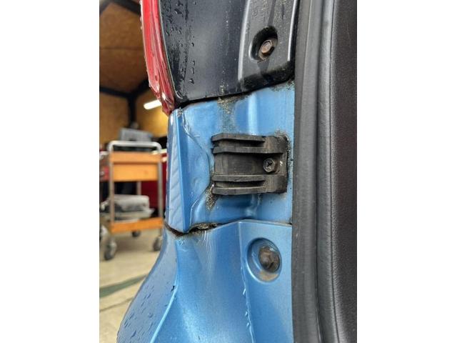 【日産　ウイングロード】【リア部分の激しい変形、キズ　部品交換および鈑金塗装、溶接による修理