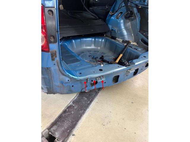 【日産　ウイングロード】【リア部分の激しい変形、キズ　部品交換および鈑金塗装、溶接による修理