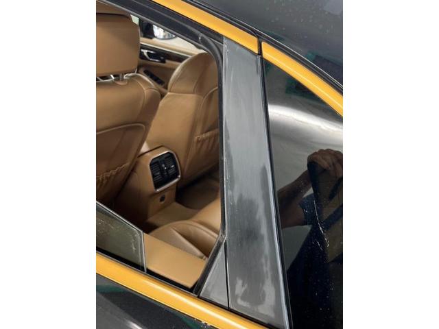 【ポルシェ　マカン】【ドアサッシ、マフラーカッター塗装】