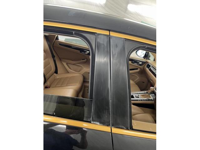 【ポルシェ　マカン】【ドアサッシ、マフラーカッター塗装】