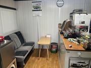 商談スペースです。お車に関して、ご不明なことがあれば何でもご質問くださいませ。