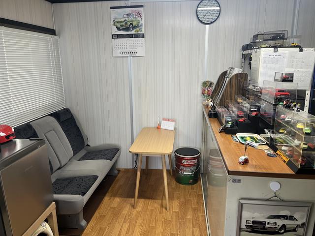 商談スペースです。お車に関して、ご不明なことがあれば何でもご質問くださいませ。