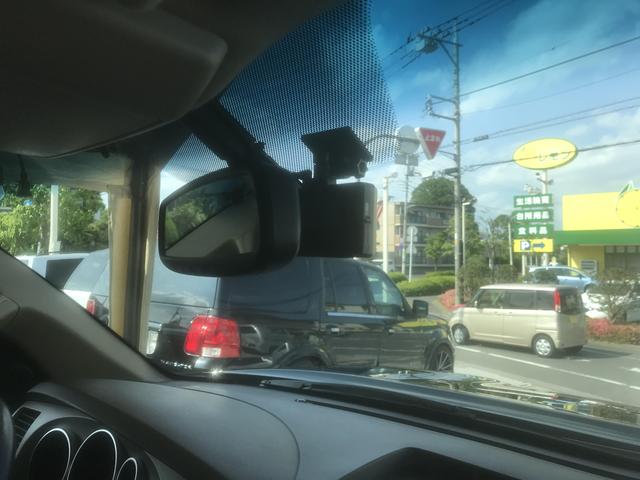 逆車USトヨタセコイア　フロントガラス取替交換　ドライブレコーダー前後2カメラ取り付け駐車監視機能付き
