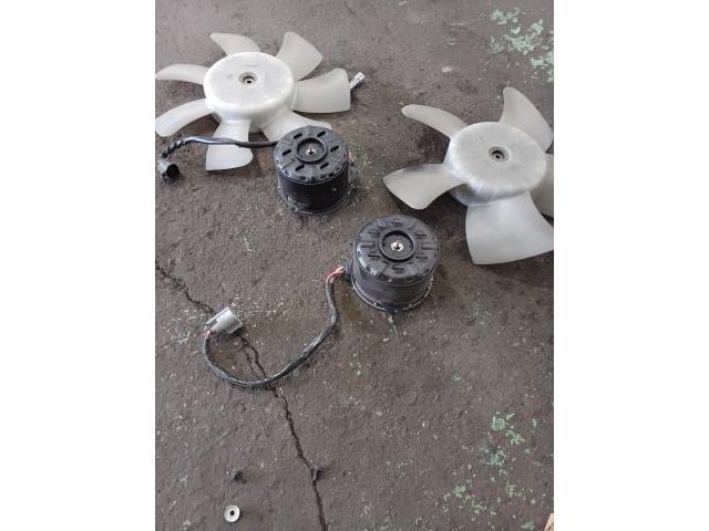 トヨタ　ハイエース電動ファンモーター交換　
ラジエーターファン回らない修理　