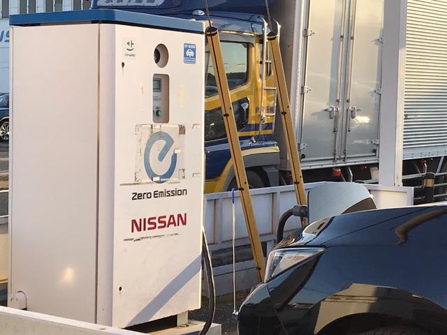 リーフの充電ポイントも設置しております。