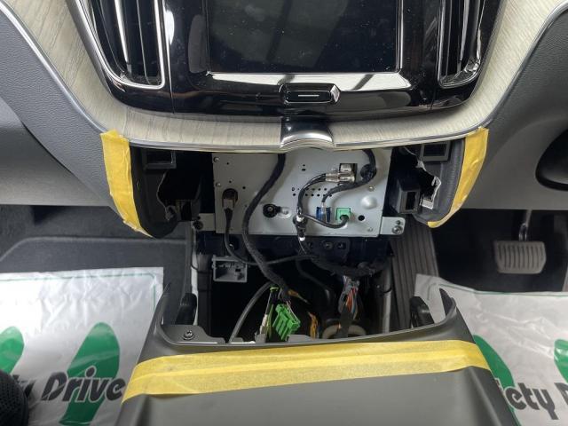 ボルボXC60 TVキャンセラー&切り替えスイッチ取付 UB420TXCMA ボルボXC60 TVキャンセラー&切り替えスイッチ取付 UB420TXCMA