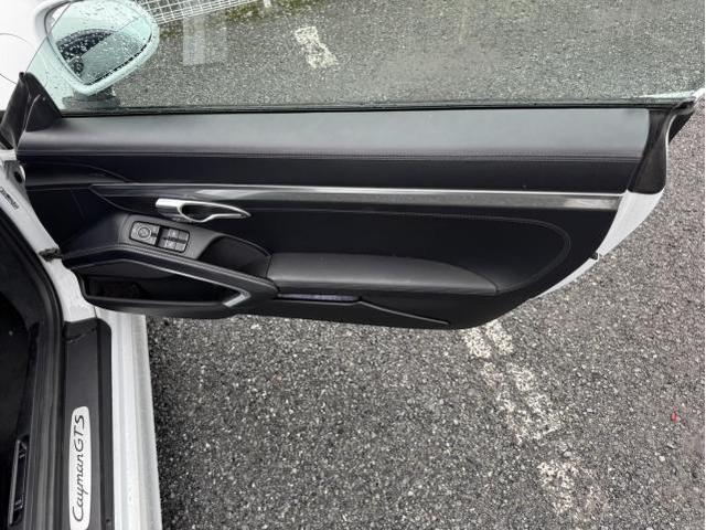 ポルシェ　ケイマン　ドアトリム修理　張替