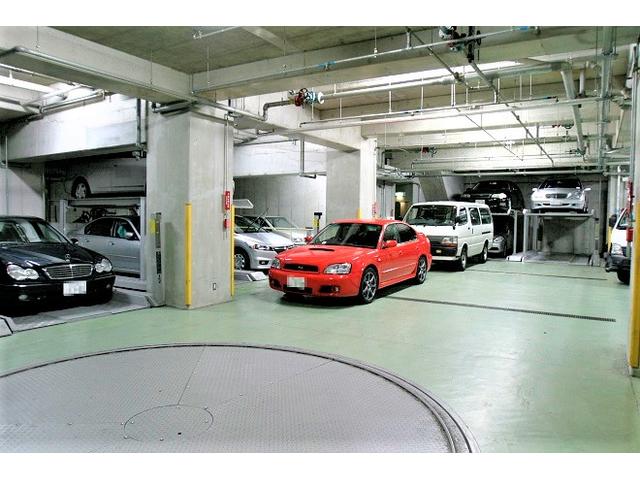 地下駐車場５０台保有スペース完備。