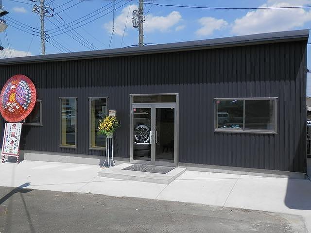 １７号から見える黄色い旗が目印です！ガソリンスタンド（ＥＮＥＯＳさん）を過ぎたら、黄色い旗に注目&hellip;！