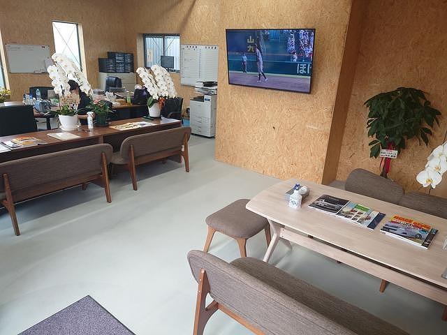 店内にも寛げるスペースをごよういしております！いつでも気軽に喫茶店感覚でご利用ください！