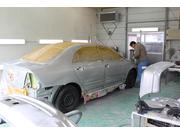 板金塗装ブース完備で、プロスタッフが対応致します！