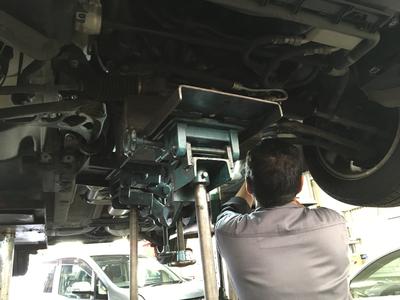 熟練のスタッフがお車を見ます！