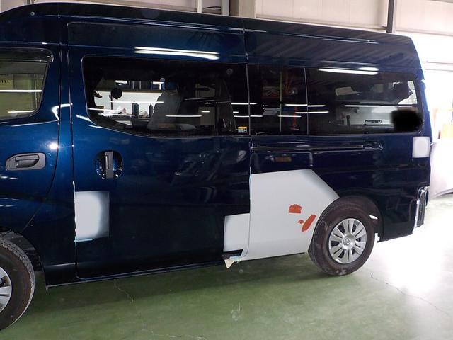 日産　NV350キャラバン　スライドドア　ドア後方　凹み　修理　新座市　小平市