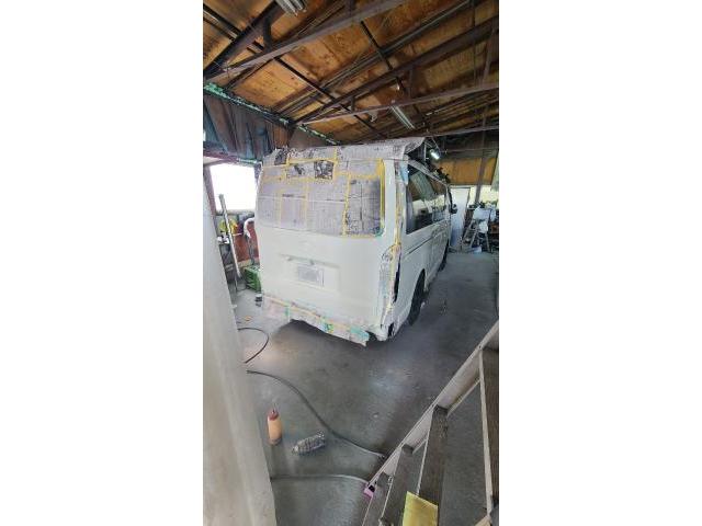 トヨタ　ハイエースバン　板金・外装補修理　保険修理　格安鈑金もお任せ下さい！千葉県千葉市稲毛区、花見川区、犢橋、大日町、中央区、若葉区、緑区・佐倉市・八千代市・四街道市・習志野市・八街市・成田市、他地域も大歓迎です！代車も無料になります。