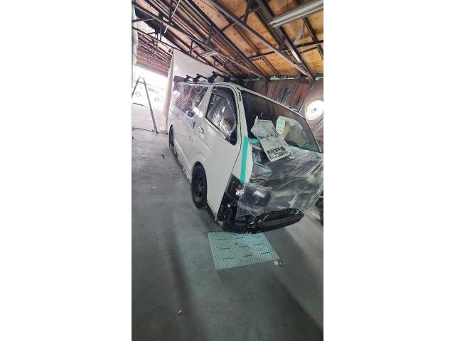 トヨタ　ハイエースバン　板金・外装補修理　保険修理　格安鈑金もお任せ下さい！千葉県千葉市稲毛区、花見川区、犢橋、大日町、中央区、若葉区、緑区・佐倉市・八千代市・四街道市・習志野市・八街市・成田市、他地域も大歓迎です！代車も無料になります。