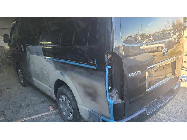 トヨタ　ハイエースバン　板金・外装補修理　保険修理　格安鈑金もお任せ下さい！千葉県千葉市稲毛区、花見川区、犢橋、大日町、中央区、若葉区、緑区・佐倉市・八千代市・四街道市・習志野市・八街市・成田市、他地域も大歓迎です！