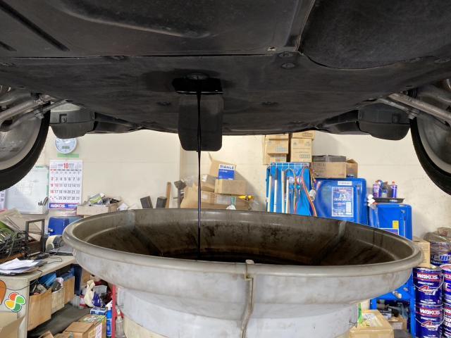 2016年式 BMW 118d Mスポーツ エンジンオイル交換 BMW専門店TRUSTY