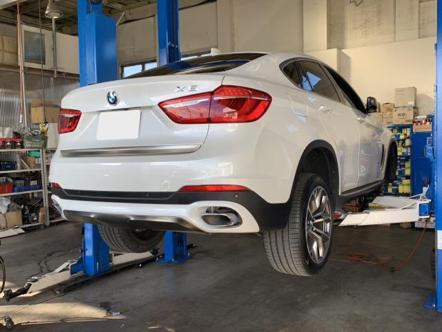 BMW X6  フロントブレーキパッド面取り作業 BMW専門店TRUSTY