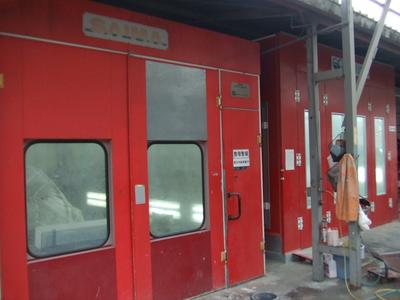 塗装ブースを３基完備しております！！