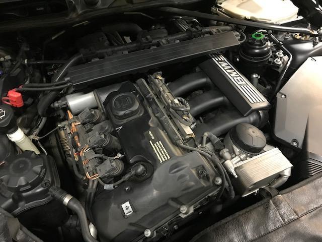 BMW E90 325i エンジンオイル漏れ修理 ヘッドカバー BMW E90 325i エンジンオイル漏れ修理 ヘッドカバー
