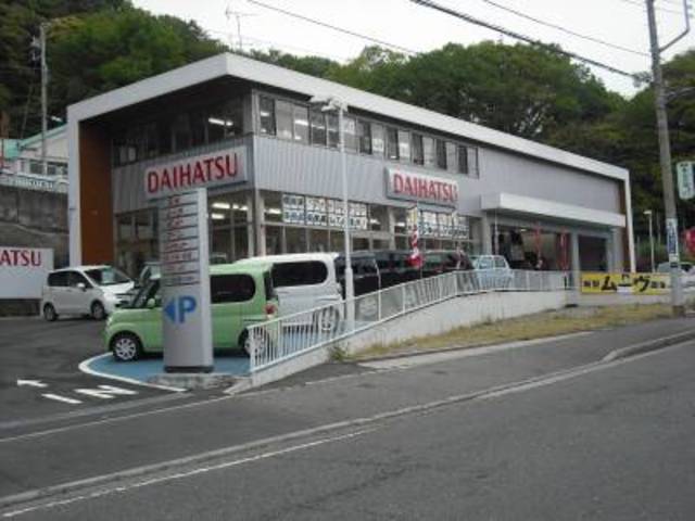朝比奈交差点の角にございます。併設されているダイハツ店では新車販売も行なっております。