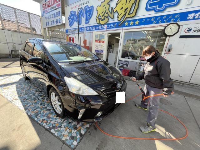 トヨタ　プリウスα　黒　
シャンプー洗車